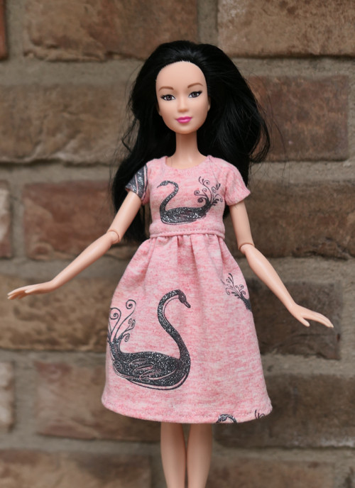Úpletové šaty pro Barbie — foto 3