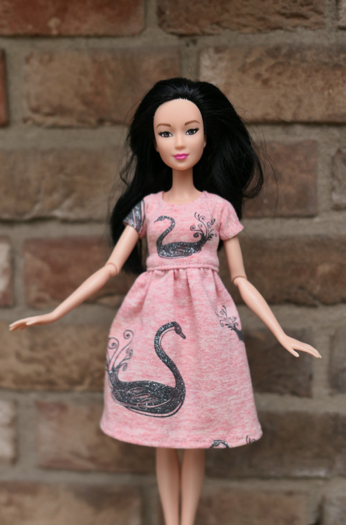 Úpletové šaty pro Barbie — foto 2