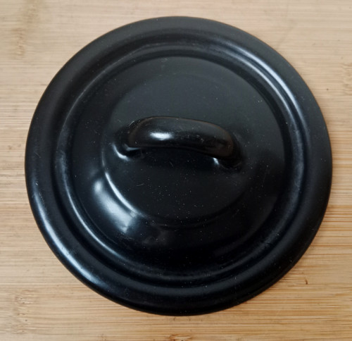 Smaltovaná černá poklička 14 cm — foto 3