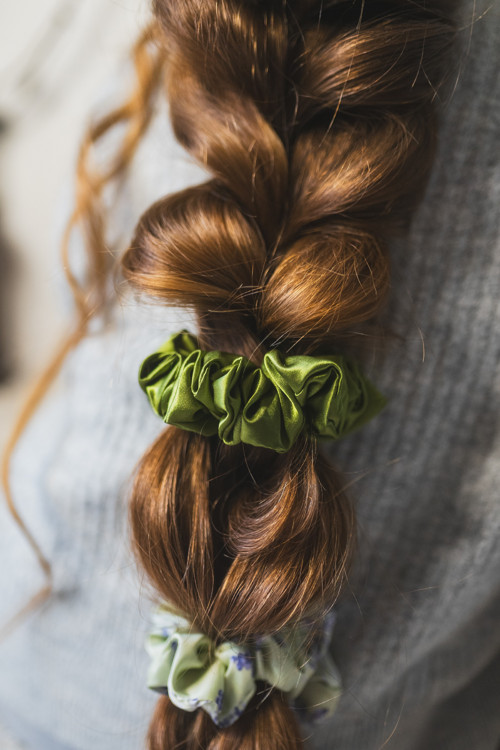 Hedvábná scrunchie "OLIVIE" — foto 2