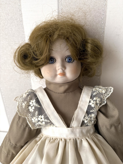 Porcelánová panenka Evelyn — foto 3