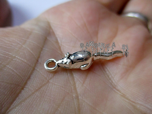Kovový přívěsek Myška, 24x7mm — foto 2