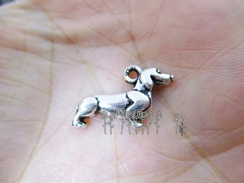 Kovový přívěsek jezevčík, 20x12mm — foto 2