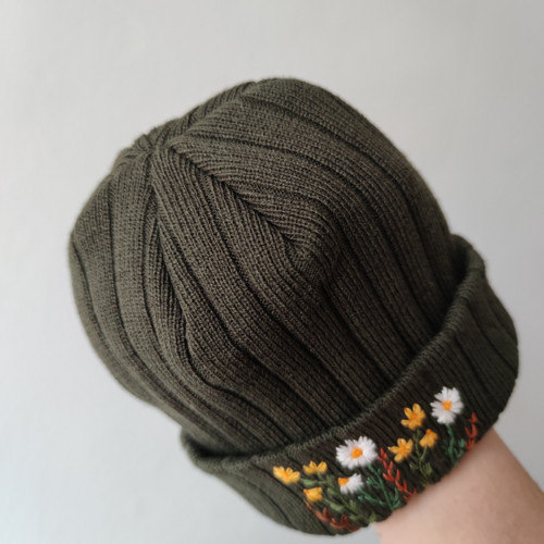 Dětská vyšívaná čepice khaki — foto 2