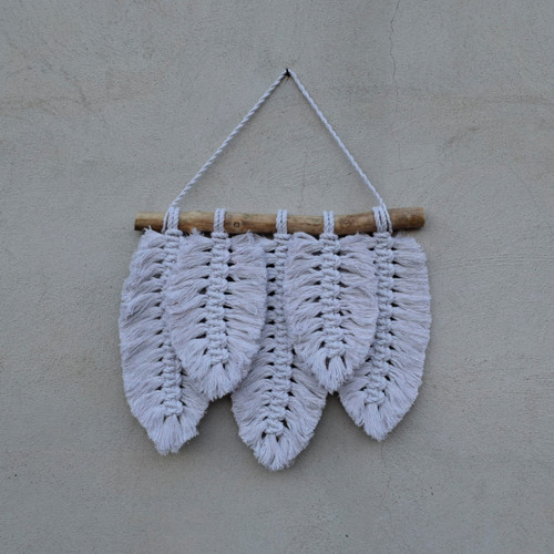 Macramé peříčka bílá, závěsná dekorace — foto 5