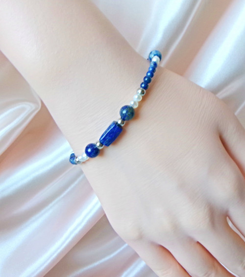 Náramek lapis lazuli s perličkami — foto 4