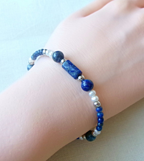 Náramek lapis lazuli s perličkami — foto 5
