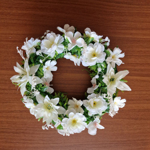 Věnec s bílými květinami — foto 3