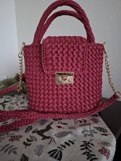 Ručně háčkovaná kabelka – malinová elegance — foto 6