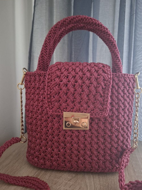 Ručně háčkovaná kabelka – malinová elegance — foto 2