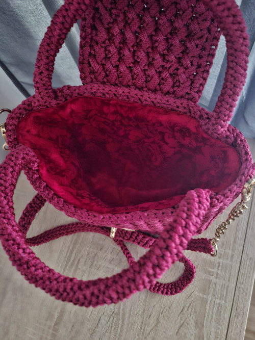 Ručně háčkovaná kabelka – malinová elegance — foto 3