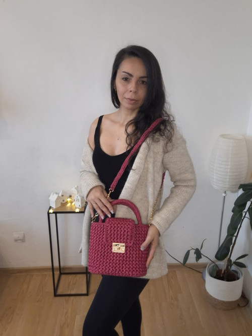 Ručně háčkovaná kabelka – malinová elegance — foto 5