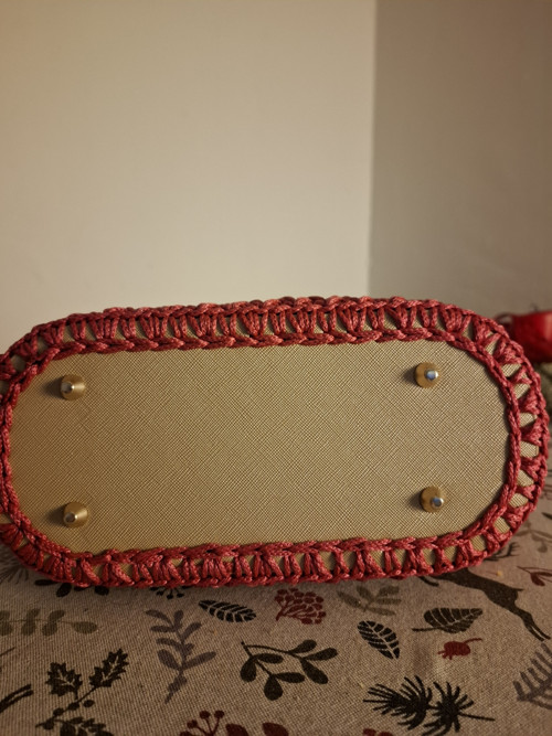 Ručně háčkovaná kabelka – malinová elegance — foto 4