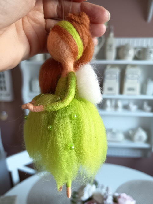 Dekorativní plstěná andělka — foto 3