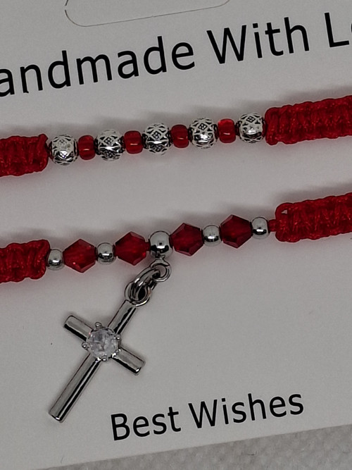 Macramé náramek červený s křížkem — foto 2