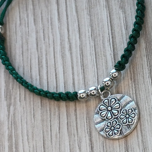 CAMILA VI. – macramé náramek s medailonem — foto 4
