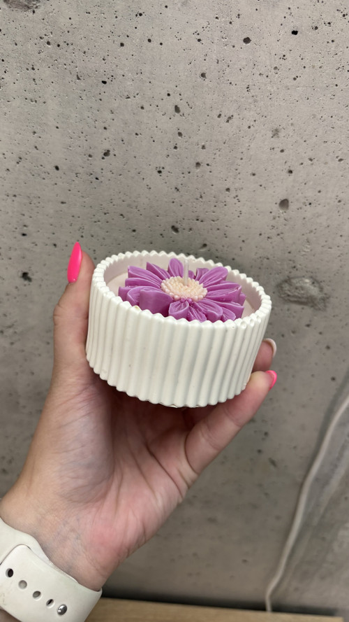 Sójová svíčka kopretina v jesmonite — foto 2