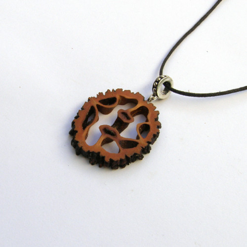 Drevený prívesok - orechový ornament — foto 2