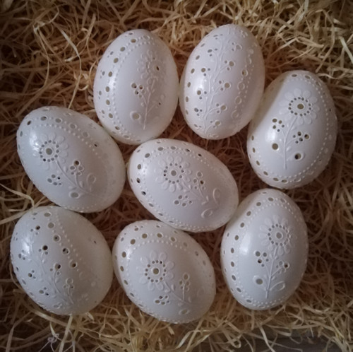 Bílá madeirová kraslice s květem — foto 2