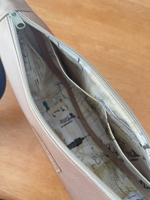 FLOW crossbody ledvinka bronz light — foto 5