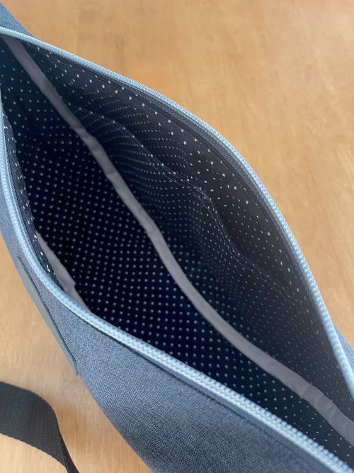 FLOW crossbody ledvinka šedá melír — foto 5
