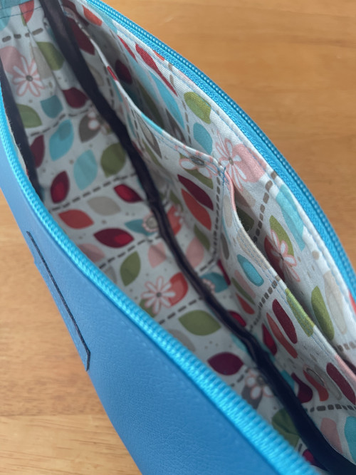 FLOW crossbody ledvinka tyrkysová — foto 5