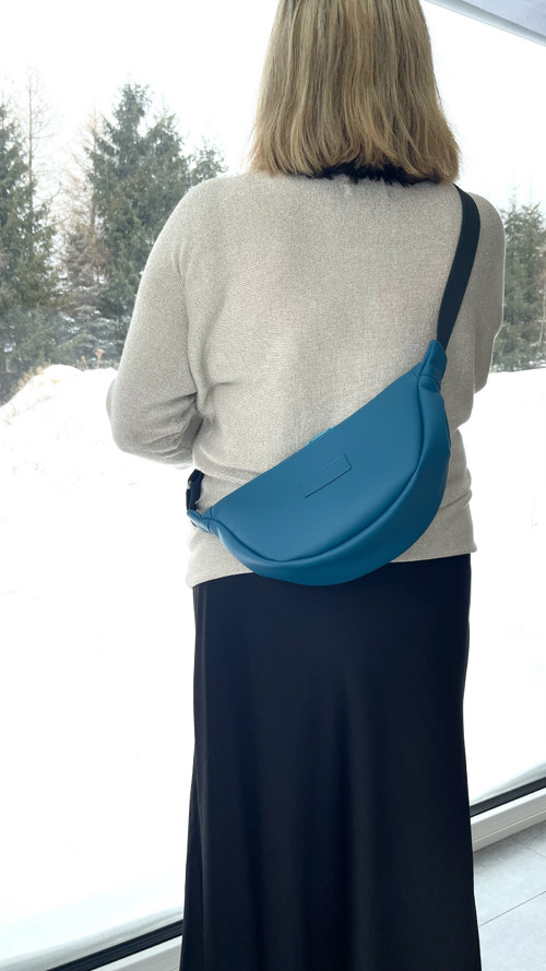 FLOW crossbody ledvinka tyrkysová — foto 4