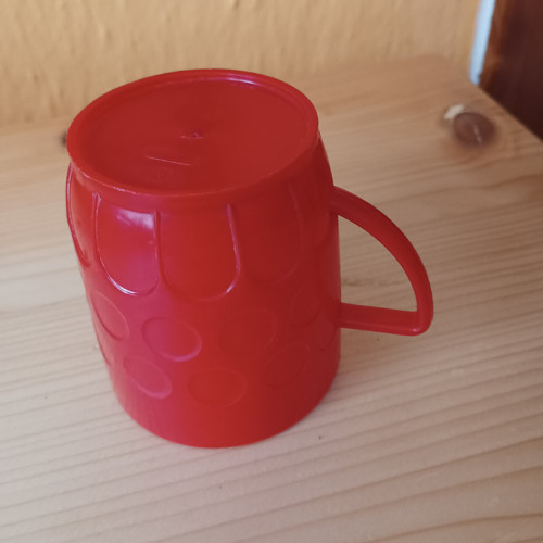 Červený plastový hrníček — foto 2