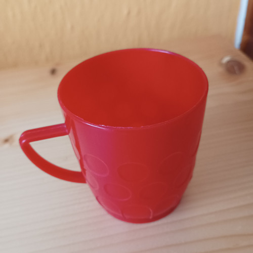 Červený plastový hrníček — foto 3