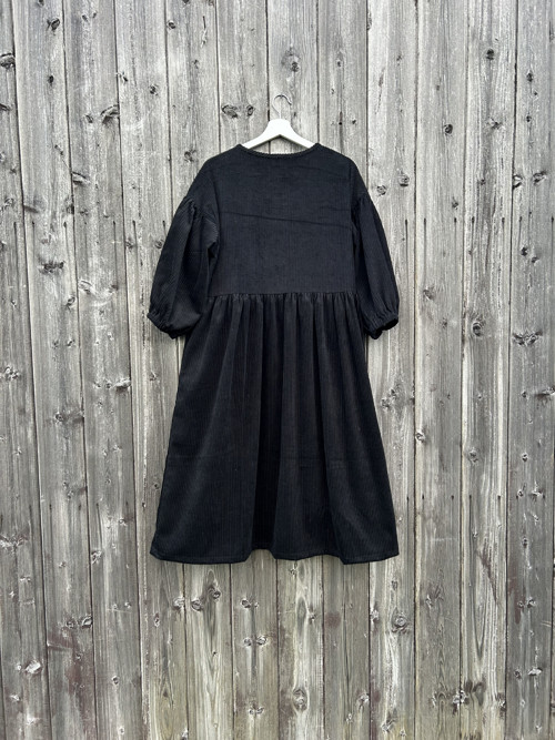 Šaty Manšestr Black — foto 2