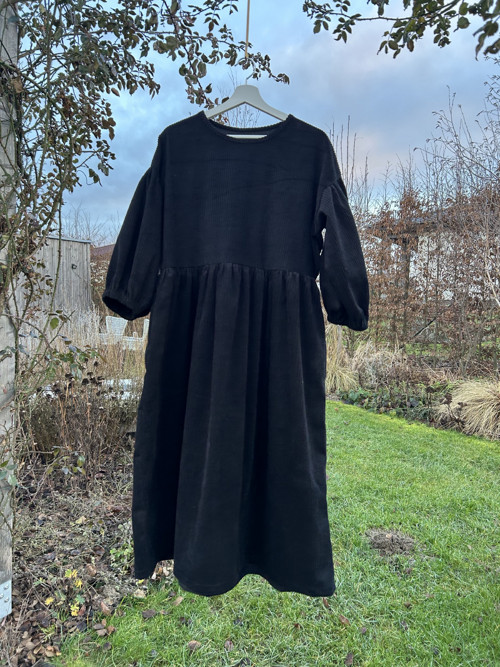Šaty Manšestr Black — foto 3