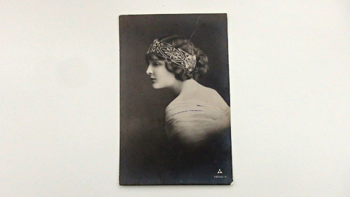 Dívka s čelenkou — foto 2