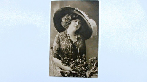 Klobouk, perly a kytice — foto 2