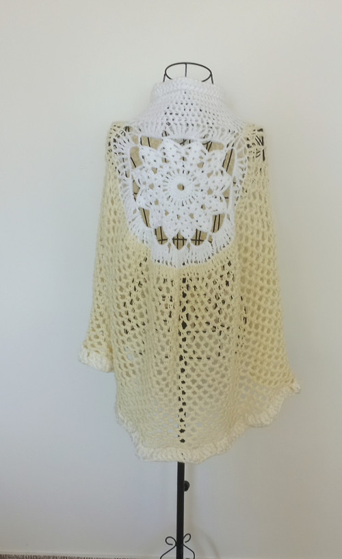 Háčkované boho pončo s mandalou – Krémová & bílá — foto 3
