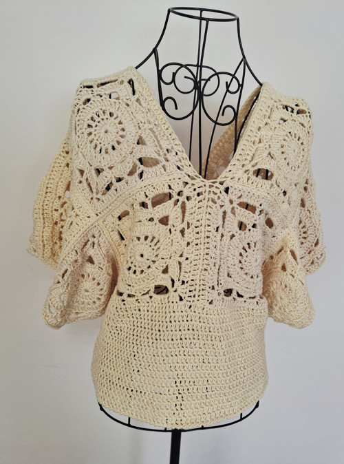 Letní háčkovaný top – granny square — foto 5
