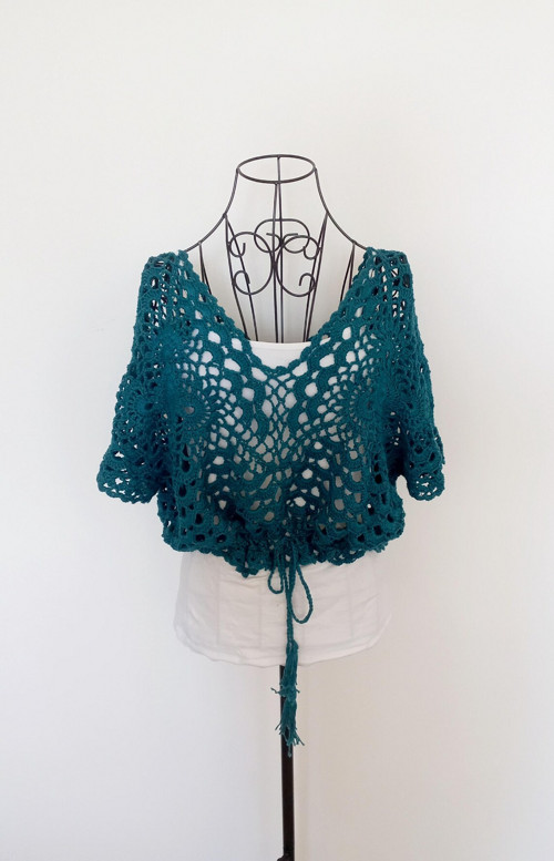 Ručně háčkovaný Boho crop top — foto 2