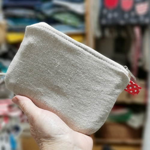 Mini kapsička s ruční výšivkou — foto 2