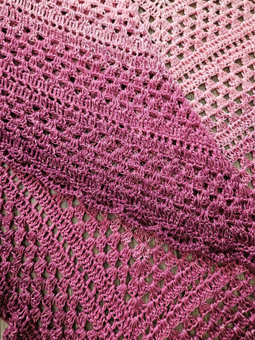 Elegantní háčkovaný šál Berry Rose — foto 5