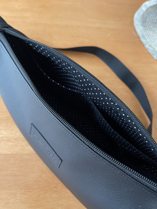FLOW crossbody ledvinka černá — foto 4