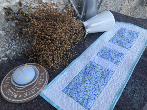 Běhoun s pomněnkami: 77x26 cm — foto 4
