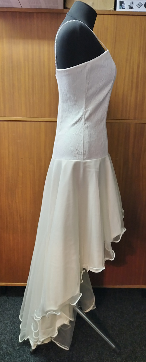 Bílé polodlouhé šaty — foto 2