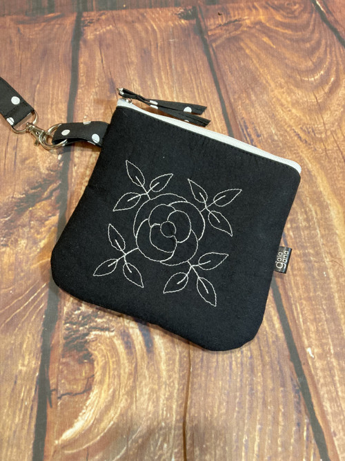 Zipová kapsa s výšivkou — foto 3