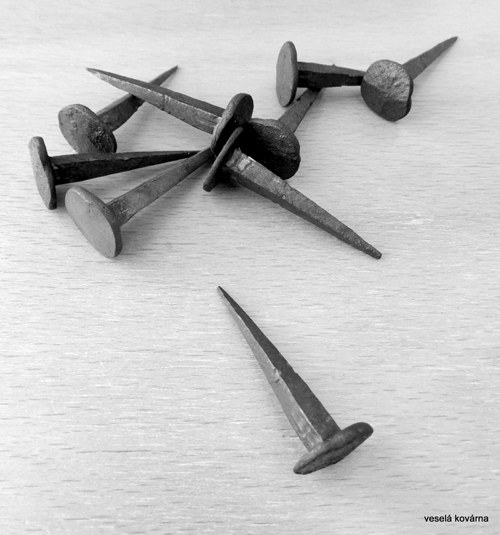 Kovaný hřebík 4 cm — foto 5