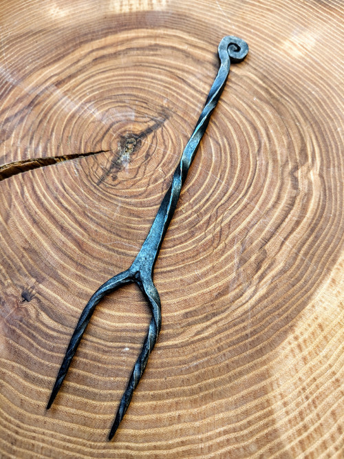 Ručně kovaná historická vidlička 19cm — foto 2