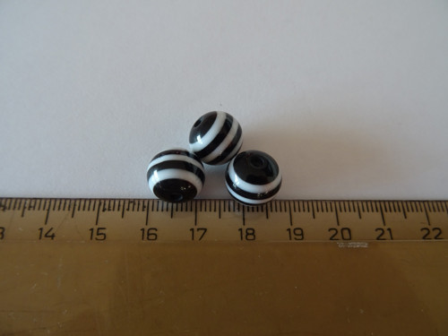 Pruhované korálky černobílé - 4 ks — foto 2