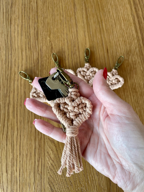Macrame srdíčko v pudrové barvě — foto 3
