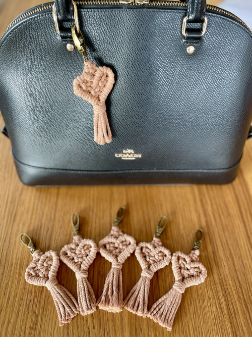 Macrame srdíčko v pudrové barvě — foto 2