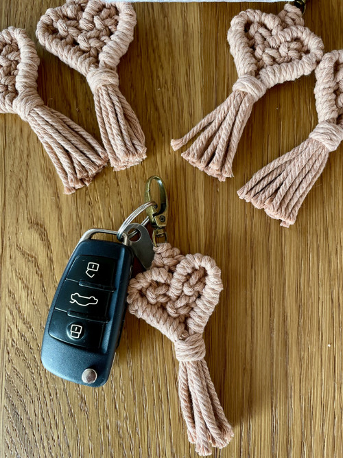 Macrame srdíčko v pudrové barvě — foto 4
