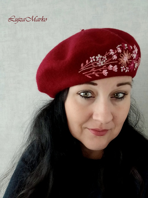 Baret s ruční výšivkou — foto 2