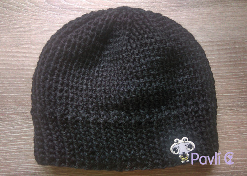 Černá čepice s knoflíkem — foto 2